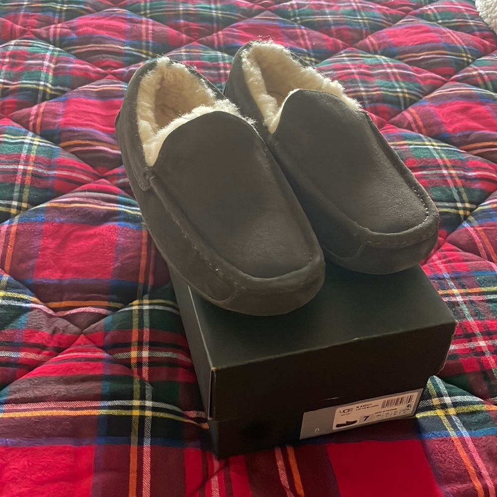 Brand New Men’s Ugg Ascot-Size 7